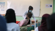 Invertir en parteras capacitadas para salvar vidas y mejorar el futuro en Yemen