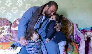 En Egipto, hombres y niños se mantienen firmes contra la...